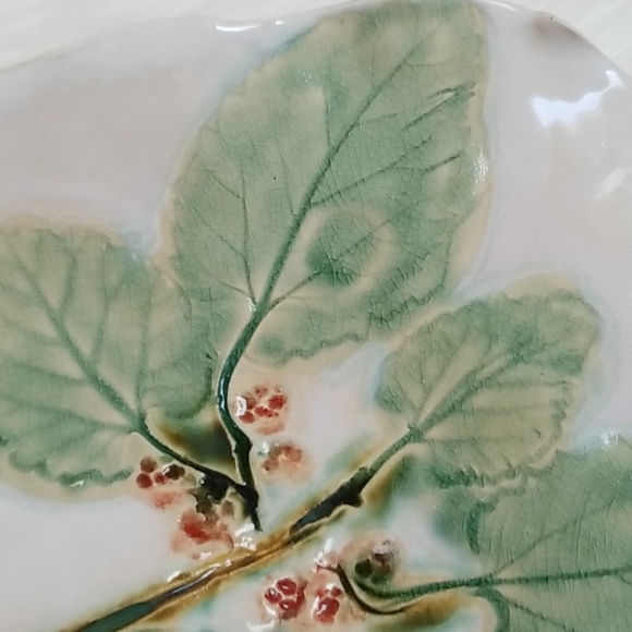Handmade Glazed Clay leaves design free flow plate - Picture 5 of 8